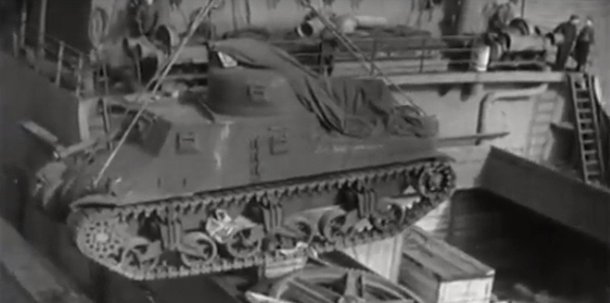 Разгрузка танков по ленд-лизу.Порт Архангельска. 1942 год.