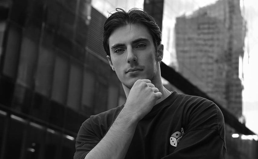 Telegram-канал "КОРИН ДАНИИЛ" - Дуальность во мне, я думаю, дала военная служба, из-за того, что немного притупились какие-то трепетные и нежные чувства во мне, но музыка раскрывает их, и я становлюсь разносторонним в эмоциях и в жизни