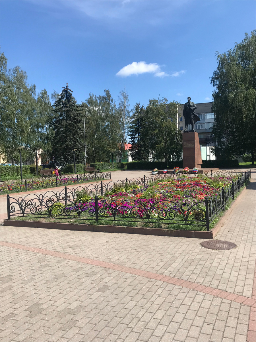 Сквер на площади Черняховского. Фото автора