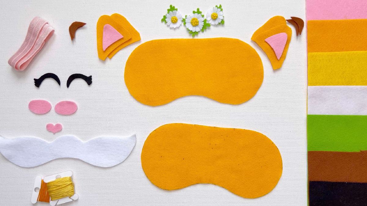 Вырезаем все детали согласно выкройке. Крупные элементы выкройки обвожу термо исчезающей ручкой, а мелкие приклеиваю скотчем к фетру и вырезаю по контуру. Той же ручкой проставляем отметки-маяки расположение глаз, ушек и вышивки.