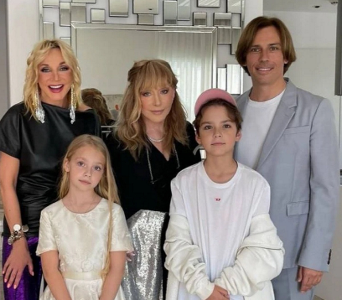 Алла Пугачева с Максимом Галкиным*, Крситиной Орбакайте и двойняшками Гарри и Лизой. Фото: соцсети