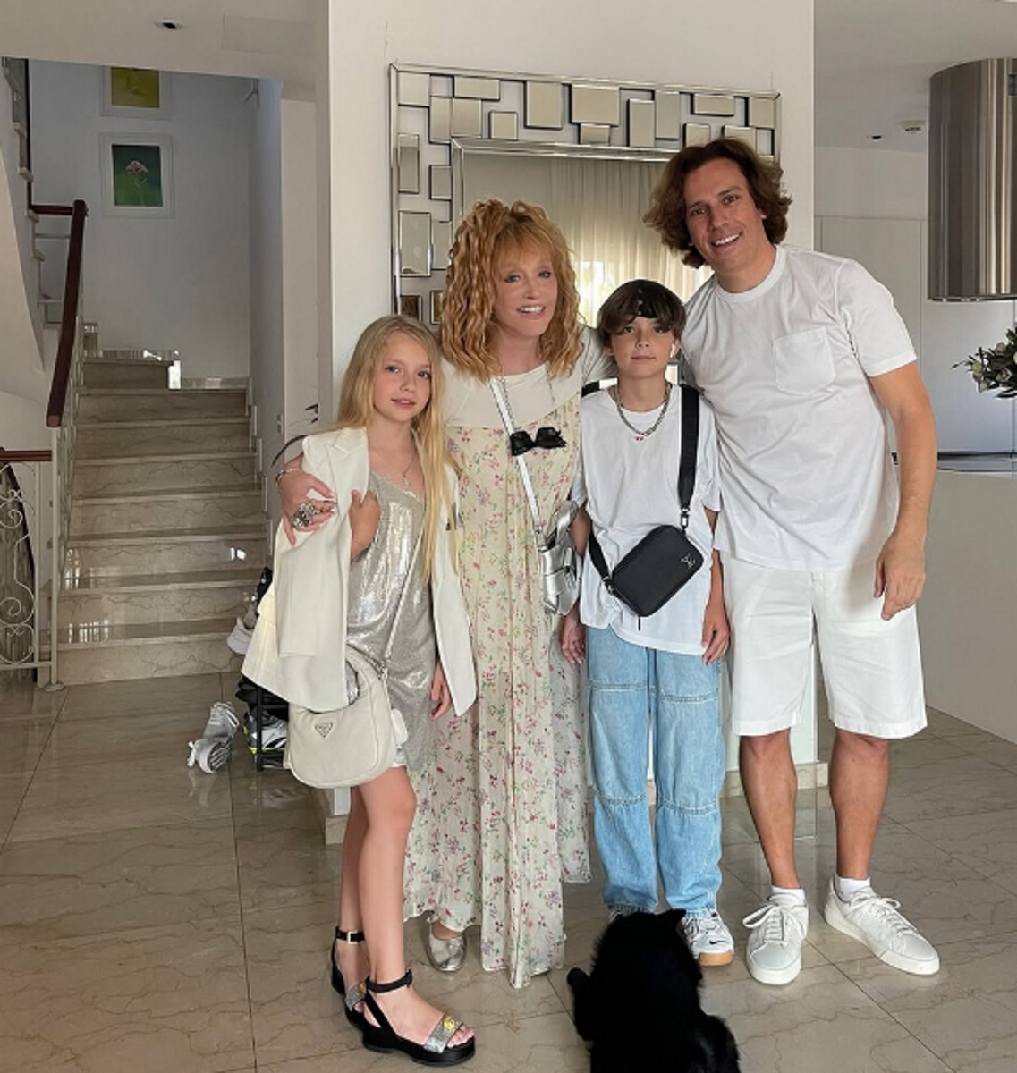 Алла Пугачева с Максимом Галкиным* и двойняшками Гарри и Лизой. Фото: соцсети