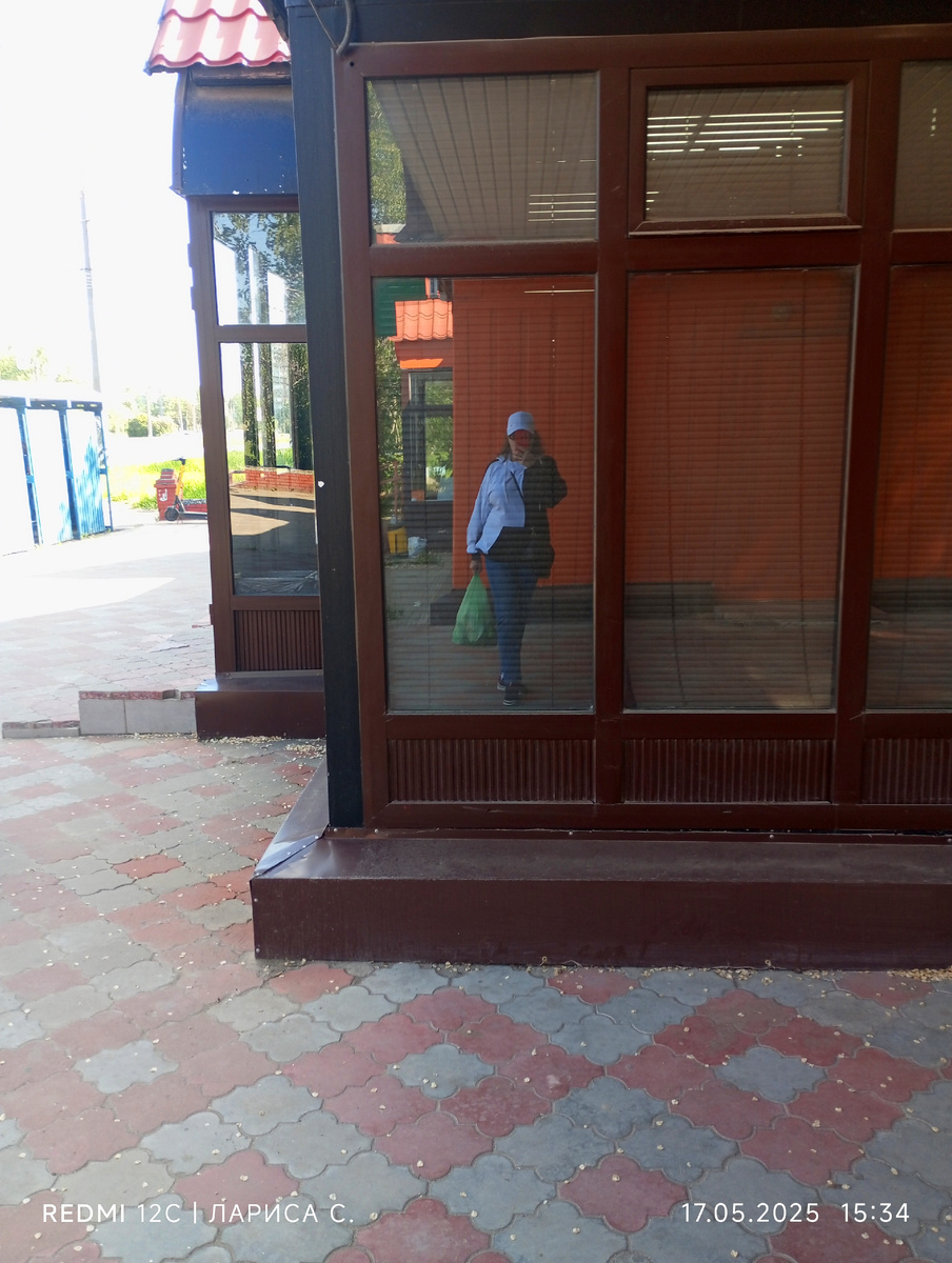 Это я и мой тяжёлый мешочек. Хоть и своя ноша, а тянет. Раньше не замечала, какие тяжёлые пакеты я несу, сейчас уже чувствую.