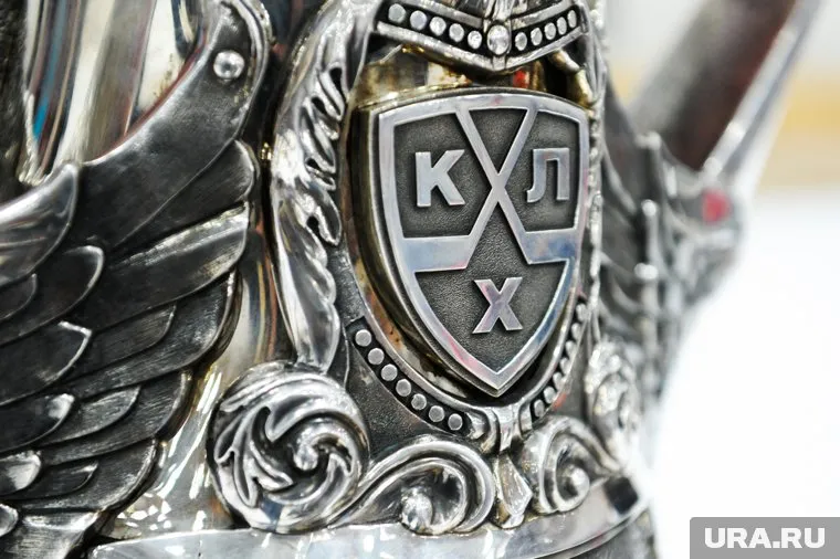 Кубок ненадолго установили на всеобщее обозрение
Фото: Вадим Ахметов © URA.RU