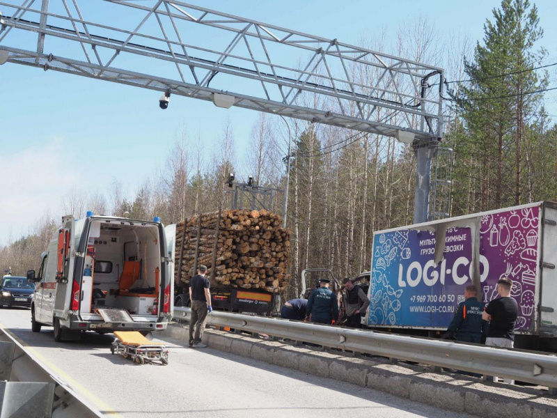    Пострадавшего вырезали из кабины грузовика в КарелииИгорь Подгорный
