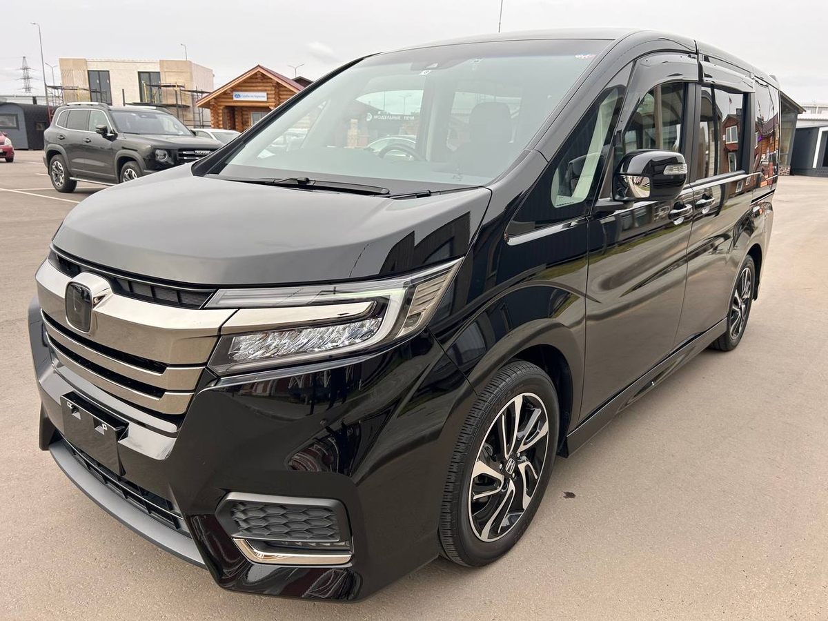 Honda Stepwgn 2021 года, в комплектации Spada Cool Spirit в глубоком чёрном цвете