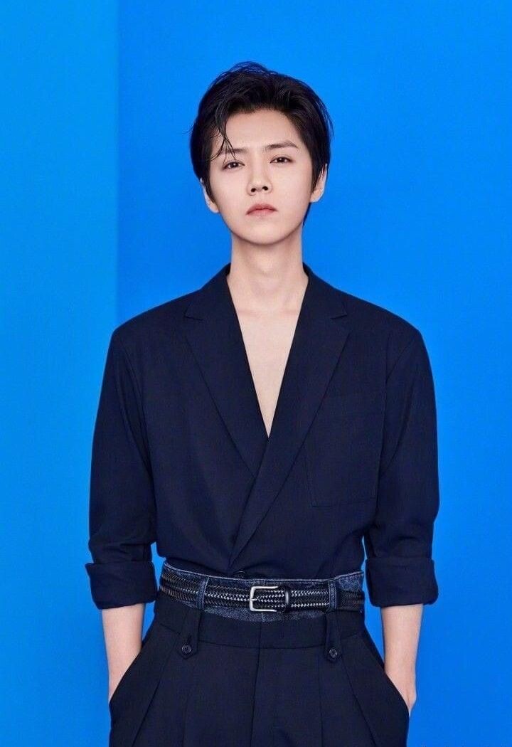 Официального фотосета на сей раз нет, поэтому в качестве иллюстрации здесь фото, используемое на ававатаре его студии в Вейбо.