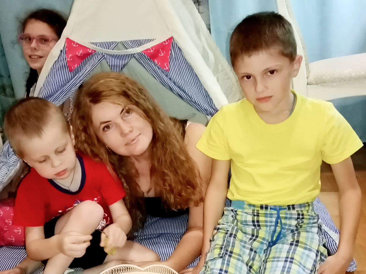 Я и трое средних детей.
