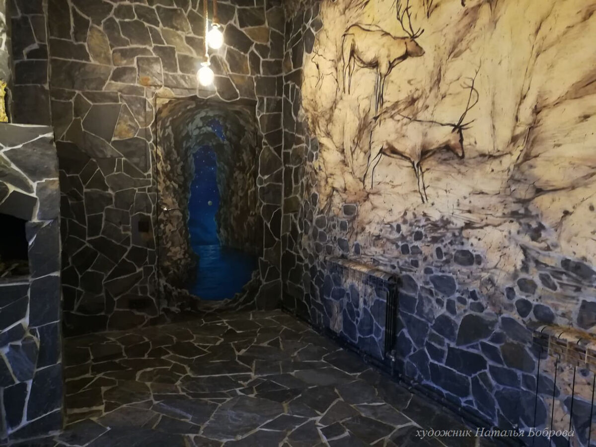 Фрагмент росписи стен и просписи двери "Пещера в первобытном стиле". Художни Наталья Боброва.