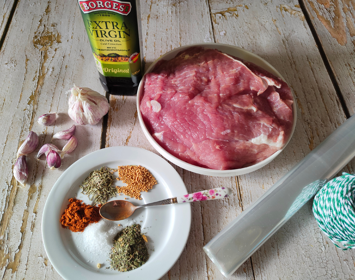 У меня свиная лопатка 1,2 кг. Рекомендуемые приправы: паприка, шалфей, тимьян, розмарин, семена фенхеля или укропа. По возможности, используйте их, или замените на те, что нравятся вам (например, розмарин нравится далеко не всем, на любителя 😉).