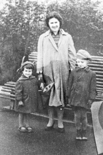 Юрий Шевчук с сестрой и мамой