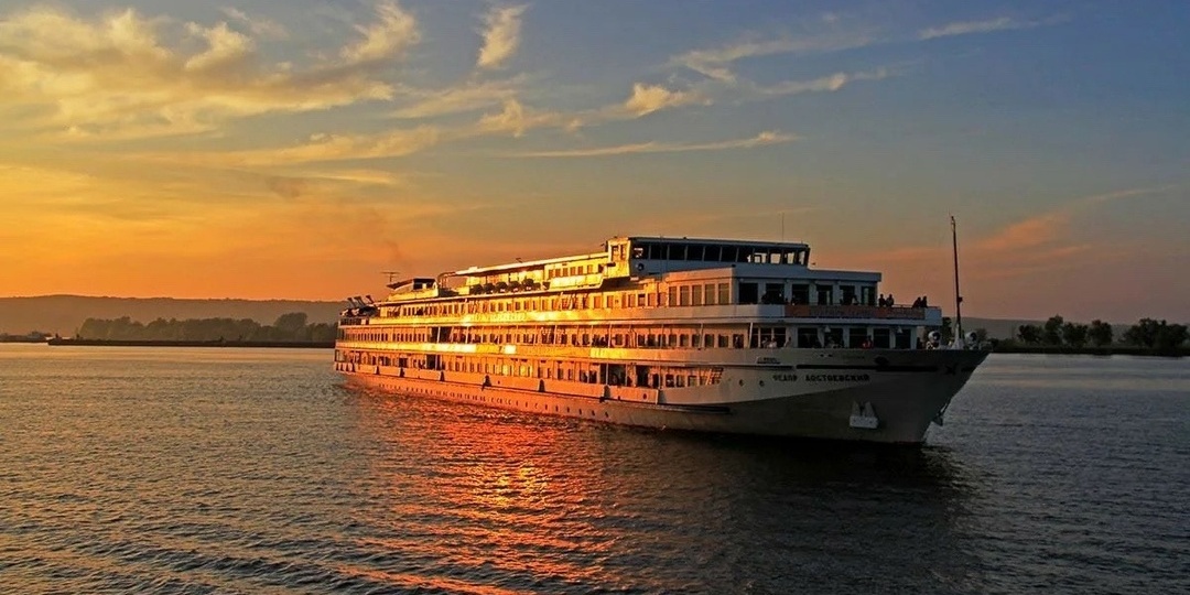 Что следует учитывать при выборе круизов по Волге на теплоходе: категории кают, цены и маршруты.