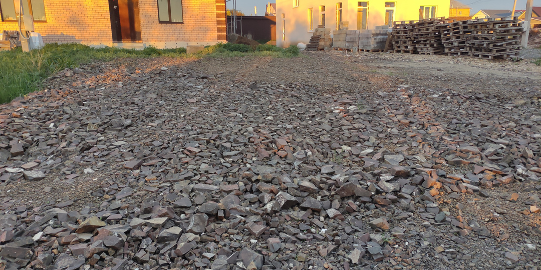 Зачем в домах на продажу хитрые строители отсыпают весь участок скалой: новый хозяин узнает об этом только через 3 года