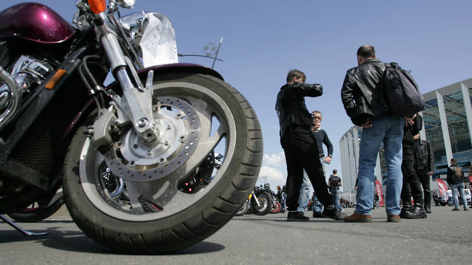 Байкеры обсуждают свои дела у стоянки мотоциклов.📷Фото: Роман Яровицын / Коммерсантъ