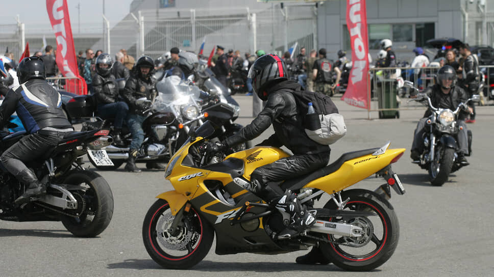 Мотоциклисты собираются у стадиона.📷Фото: Роман Яровицын / Коммерсантъ