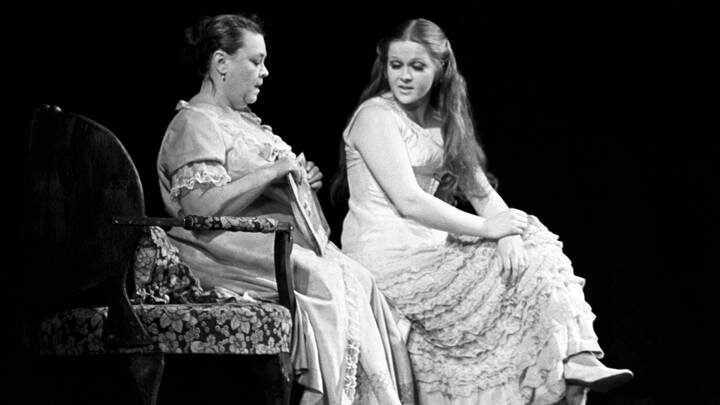  Наталья Гундарева (справа) и Галина Виноградова во время премьеры спектакля «Банкрот, или Свои люди — сочтемся» / Фото: ТАСС / Михаил Строков