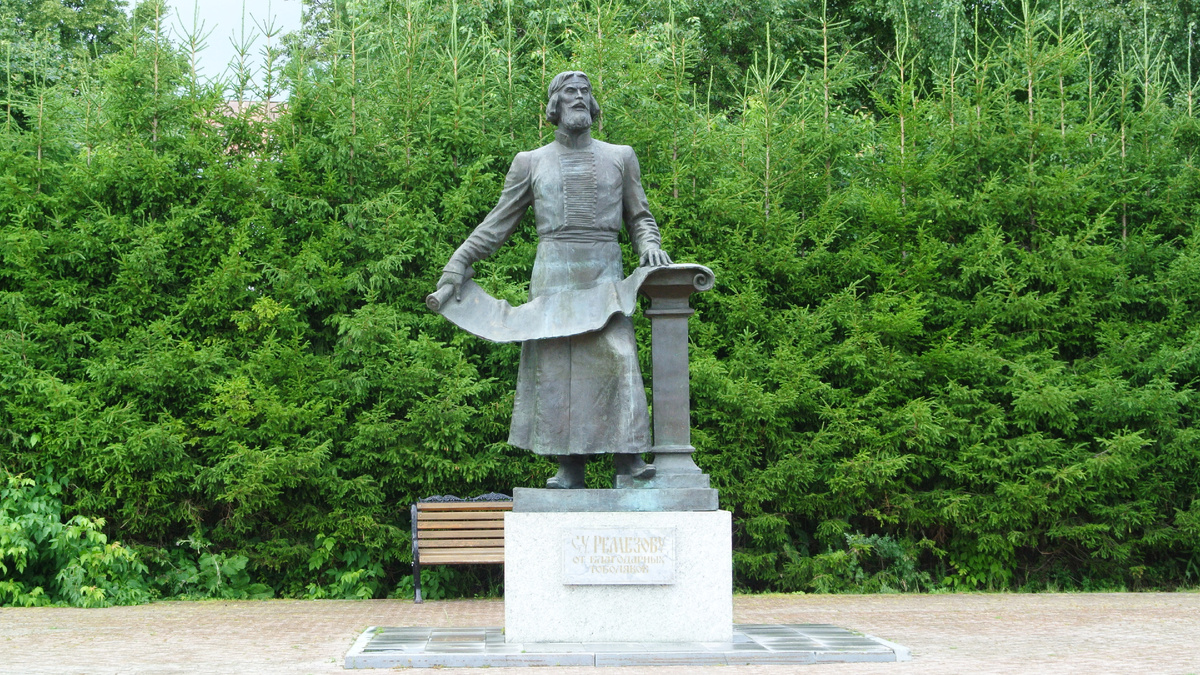 Тобольск богат памятниками свидетельствующими  о его истории. Особое место занимает памятник Семену Ремезову, которого местные жители называют Сибирским Леонардо да Винчи, но в историю России Ремезов вошел прежде всего как картограф. 1642-1720 гг