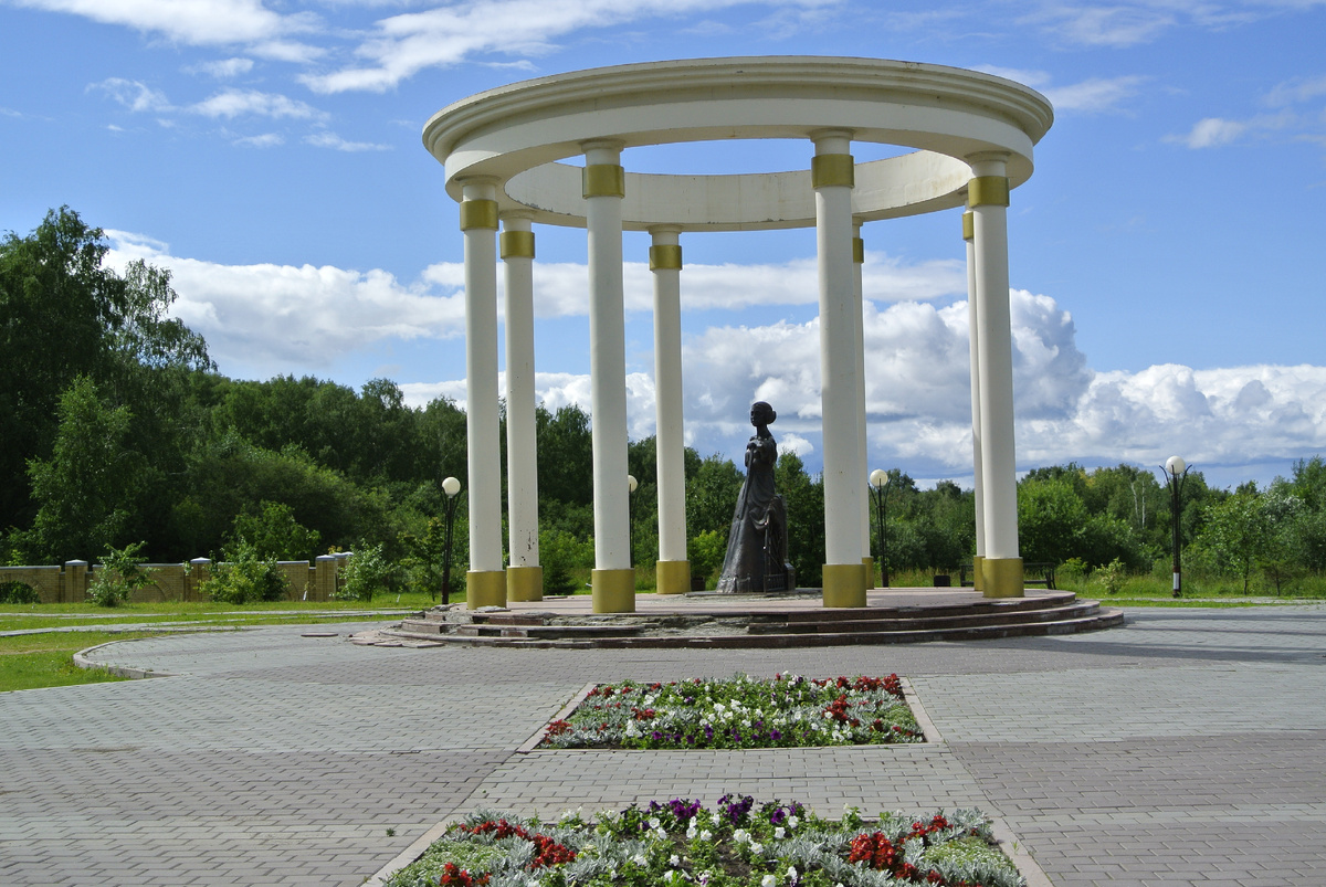  Стоит обратить внимание на аллею "жен декабристов". Находится в сквере близь исторического Завального кладбища.