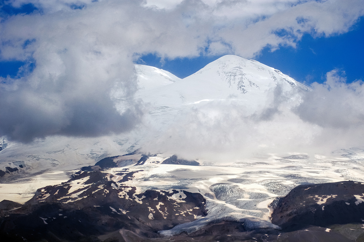 Эльбрус, вид с горы Чегет, июль.