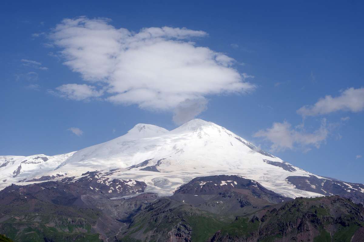 Эльбрус, вид с горы Чегет, июль.