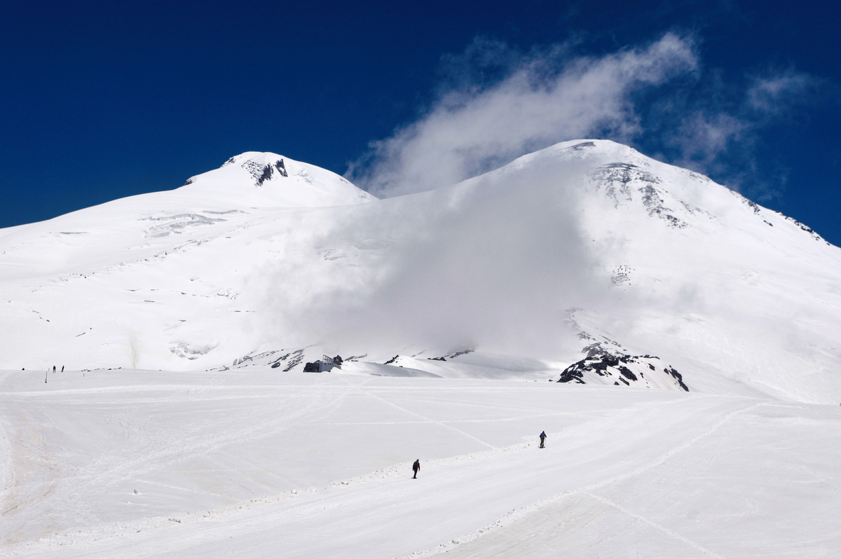 Вид на две вершины Эльбруса с верхней станции канатной дороги.