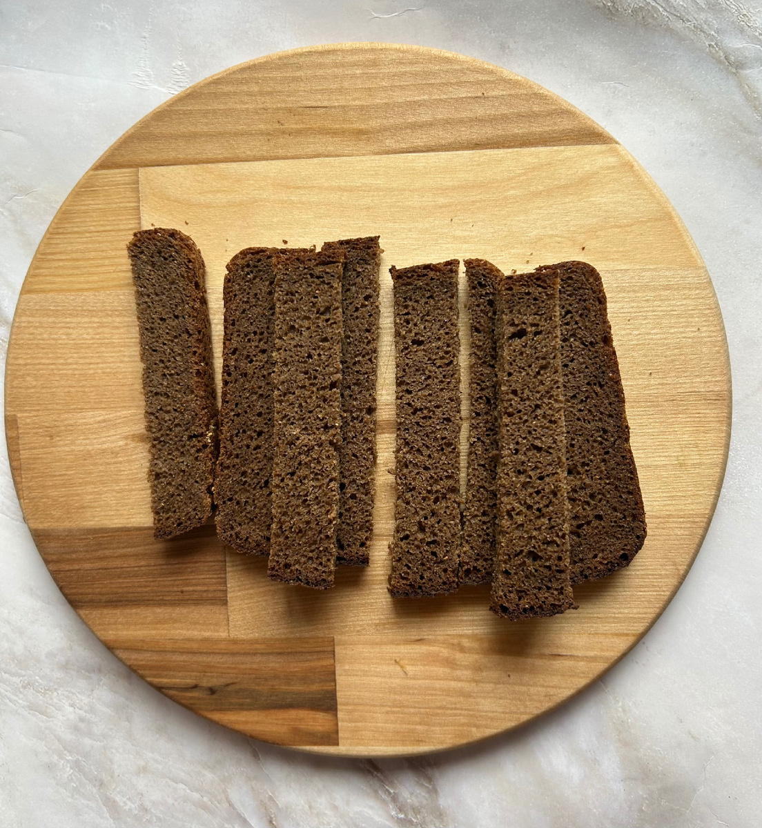 Нарезать хлеб соломкой .