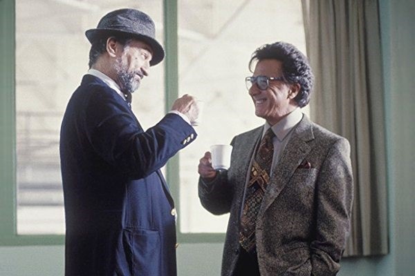 Кадр из фильма «Хвост виляет собакой» («Плутовство») Б. Левинсона 1997 года