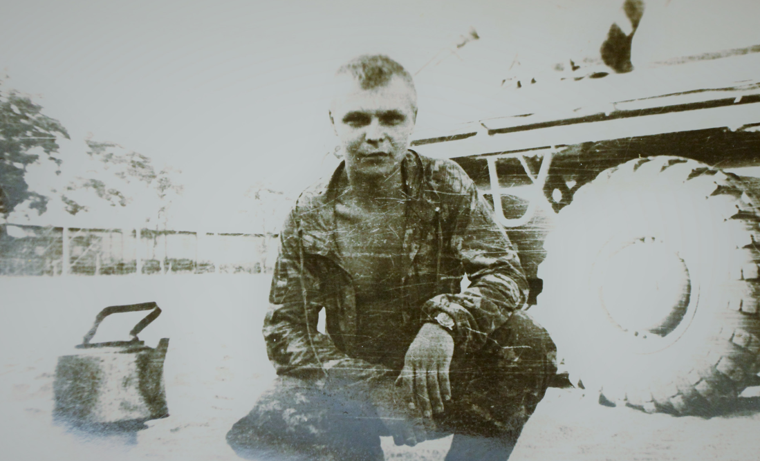 Сержант ПВ КГБ СССР В. Талызин в гарнизоне советских пограничников "Имам-Сахиб"