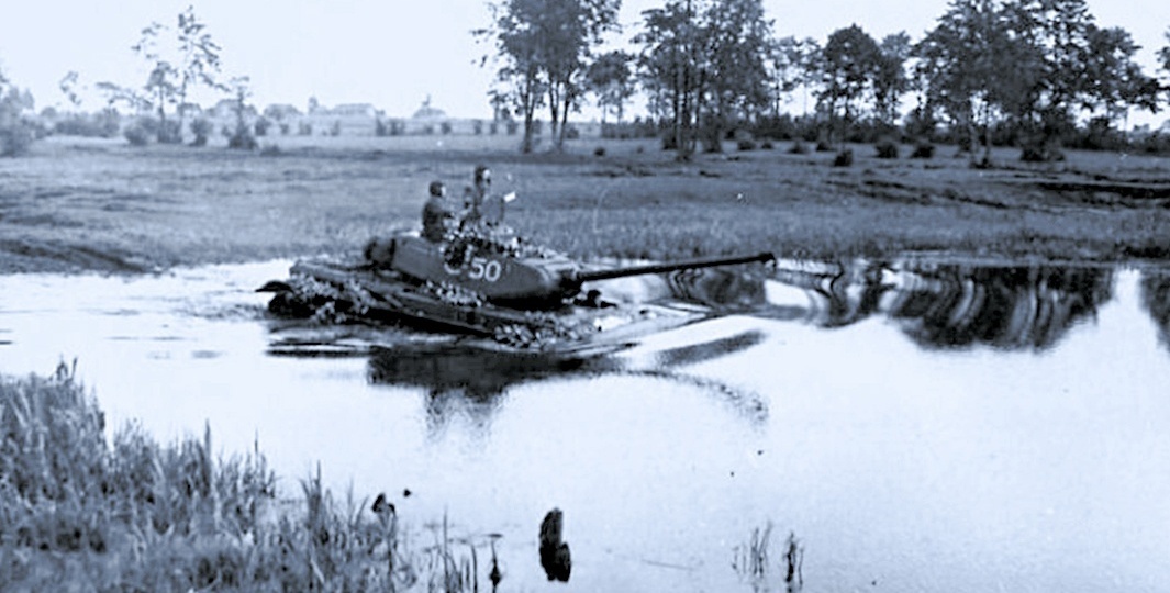 13 суток держали круговую оборону в затонувшем в болоте танке двое бойцов