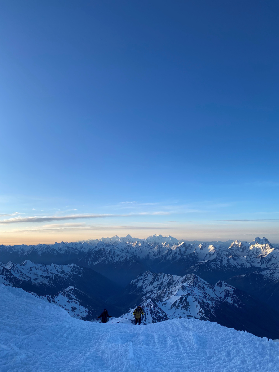 Штурм. Я захожу на 5 100 м. Как вам такая погода? 