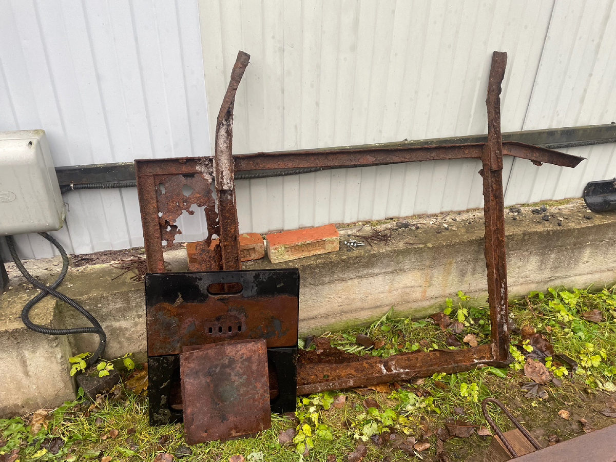 Железки и железяки были повсюду на участке, признаюсь!