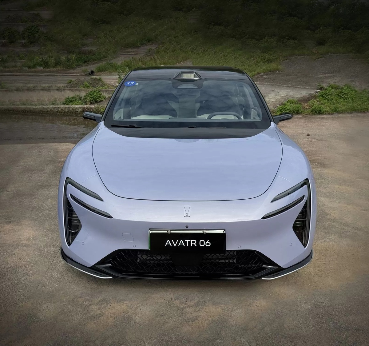 Дизайн «ноль-шестого» выполнен в узнаваемом фирменном стиле Avatr. У него тоже нет радиаторной решётки или даже её имитации, зато есть двойные узкие полоски ходовых огней и отдельные модули головного света в бампере. Сзади – две отдельных полоски фонарей. Под ветровым стеклом, у основания капота, по нынешней китайской моде расположена диодная панель, на которую можно выводить всякие надписи и даже анимацию.Двери у седана безрамочные, а заднего стекла нет вовсе – панорамная крыша опускается почти до кромки крышки багажника. А раз нет стекла, то нет и внутрисалонного зеркала. Вместо него установлен дисплей, на который выводится потоковое видео с широкоугольной камеры заднего вида. Решение, конечно, далеко не оригинальное, но обычно в таком случае всё же предлагалась альтернатива в виде традиционного зеркала.