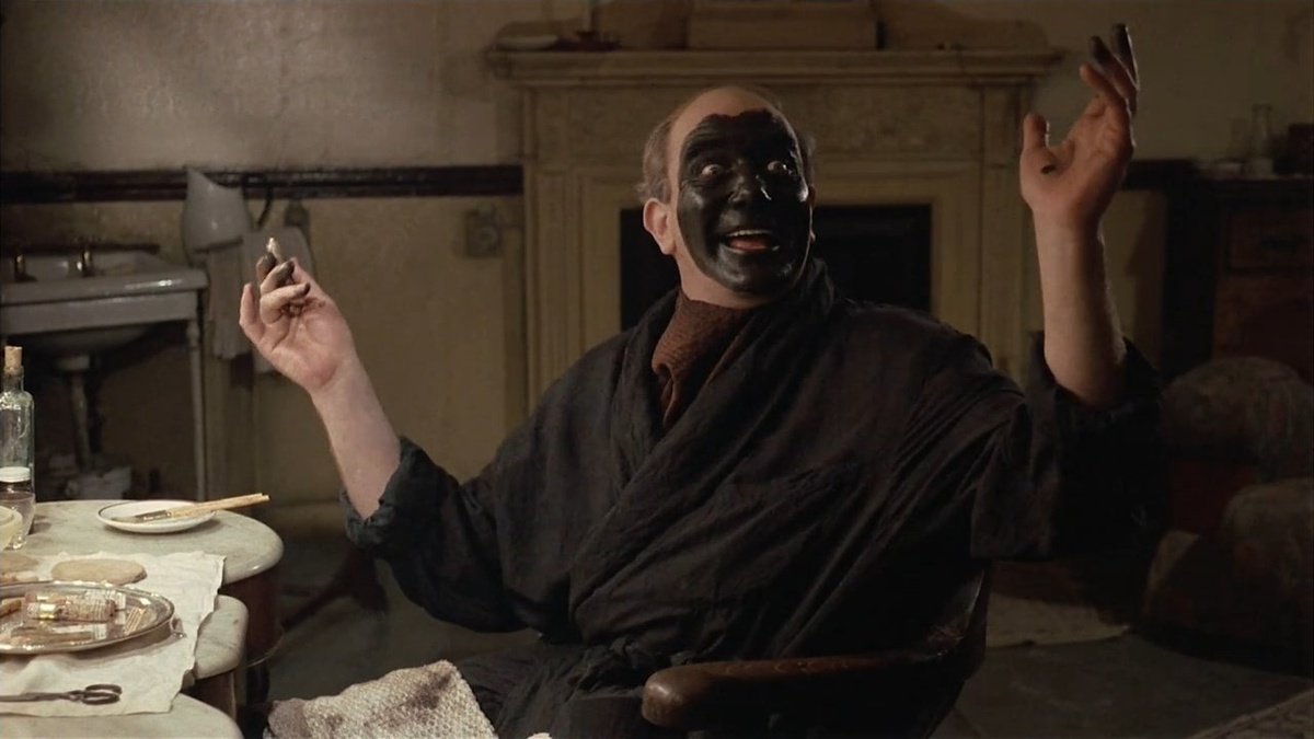 Есть некая особая прелесть в перфомансе Альберта Финни, поскольку его персонаж представляет собой актёра старой школы, когда театр был более экспрессивным. 