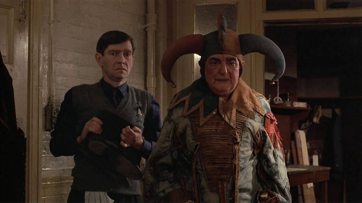 Питер Йейтс очень страстно относился к экранизации пьесы, с любовью представляя на экране даже такие закулисные явления как подковёрная грызня артистов. 