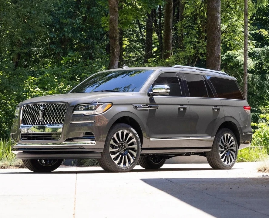 Причиной отзыва стала возможная деформация передней тормозной магистрали на этапе финальной сборки. При установке двигателя трубка могла быть согнута и оказаться в соприкосновении с выпускной системой воздушного фильтра. В результате этого возникает риск повреждения трубки и утечки тормозной жидкости, что напрямую влияет на эффективность торможения и может привести к серьёзным последствиям.