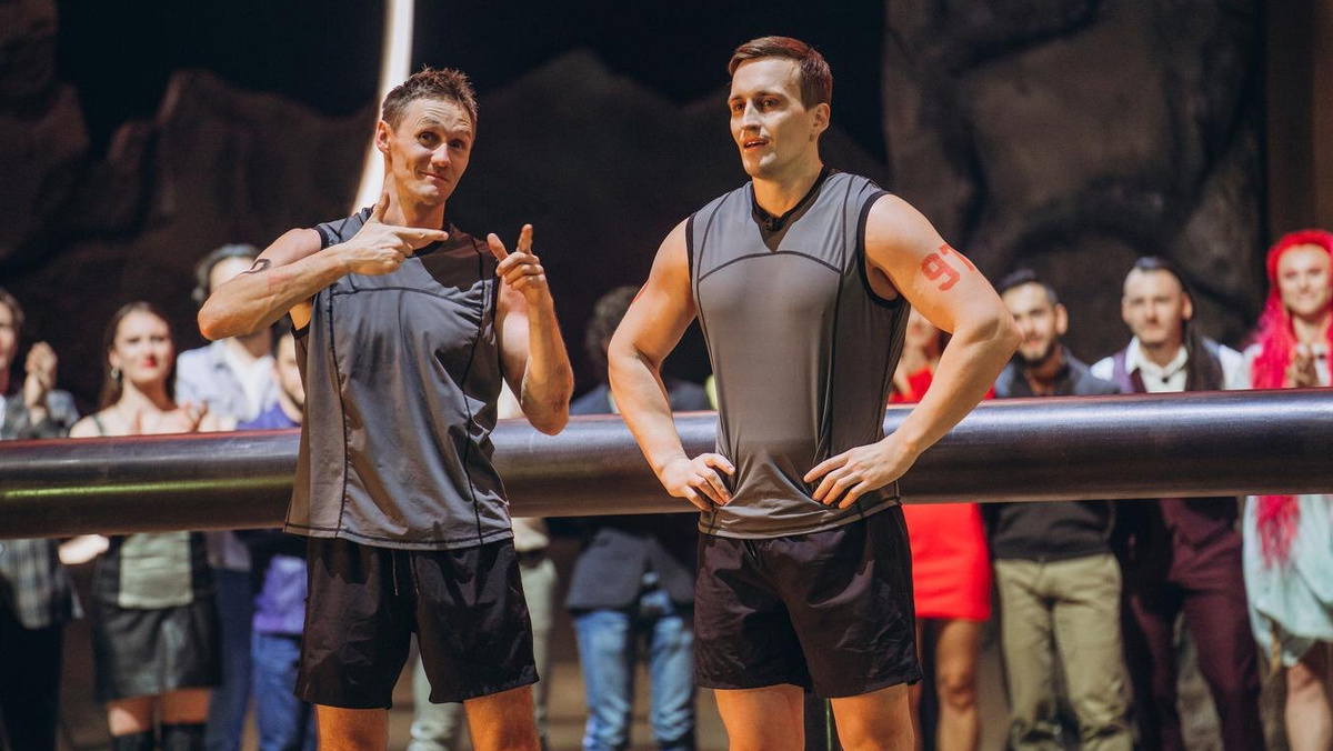 Российский лыжник и олимпийский чемпион Никита Крюков (слева) и учитель физкультуры Николай Бобылев в суперфинале шоу "Титаны 2" на ТНТ