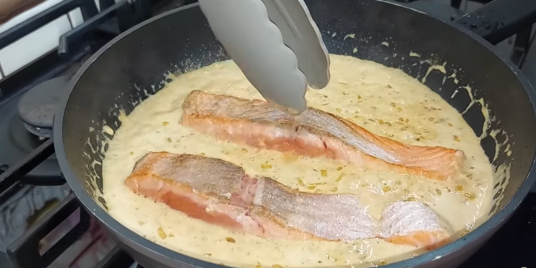 Рыба в сливочном соусе со вкуснейшим гарниром!