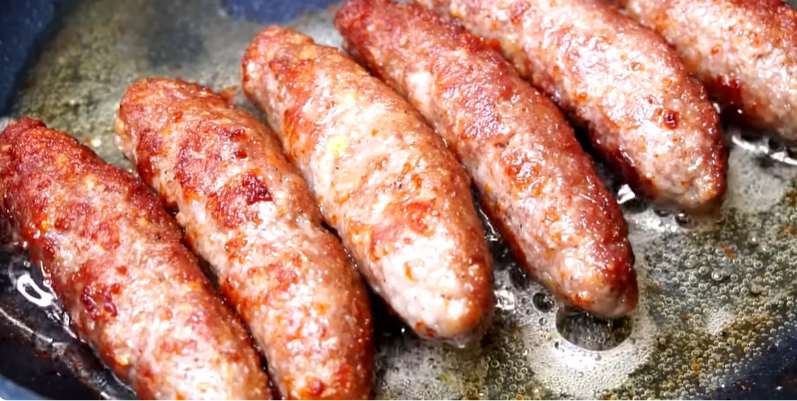 Маленькие колбаски (Мититеи). Отличаются от котлет и формой, и составом, и вкусом.