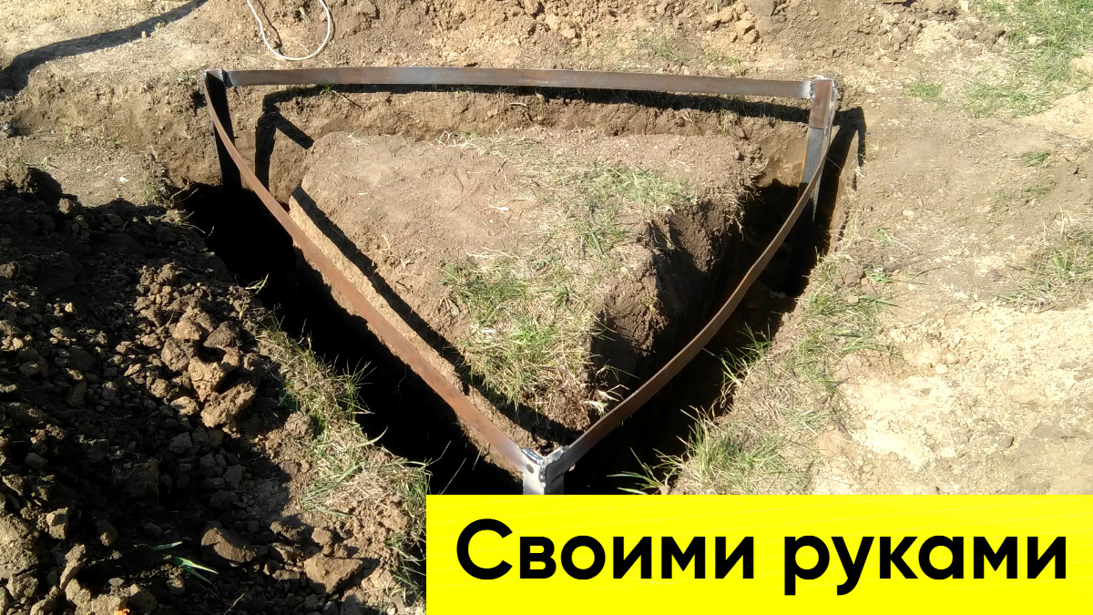 Треугольник. На фото забивают уже сваренный. Лучше же забить штыри, а затем приварить ленту