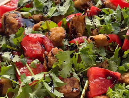 Хрустящие баклажаны с томатами, творожным сыром и ароматной зеленью — легкая, стильная и яркая закуска