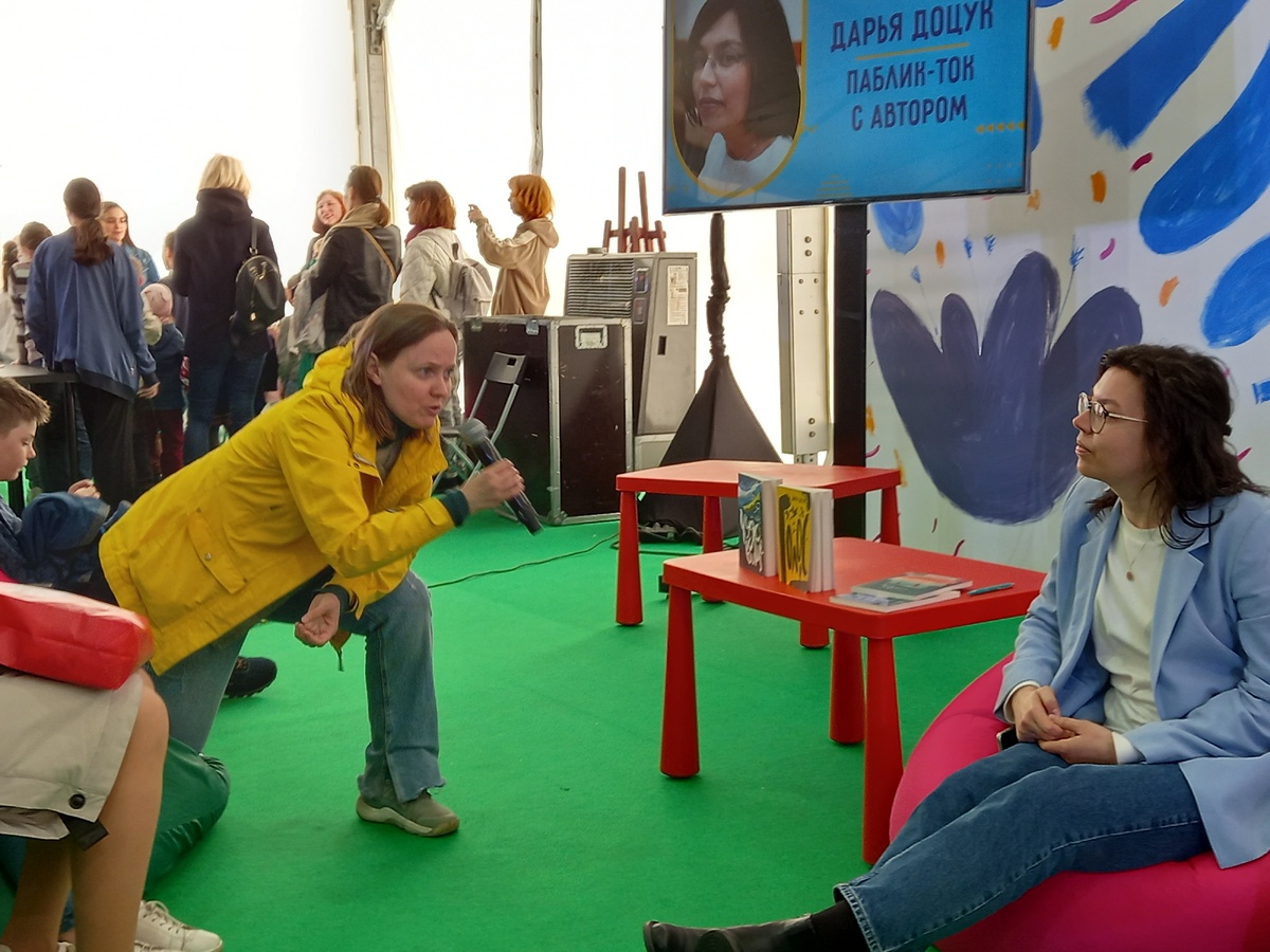 Нина Дашевская задаёт вопрос Дарье Доцук, Салон 2022