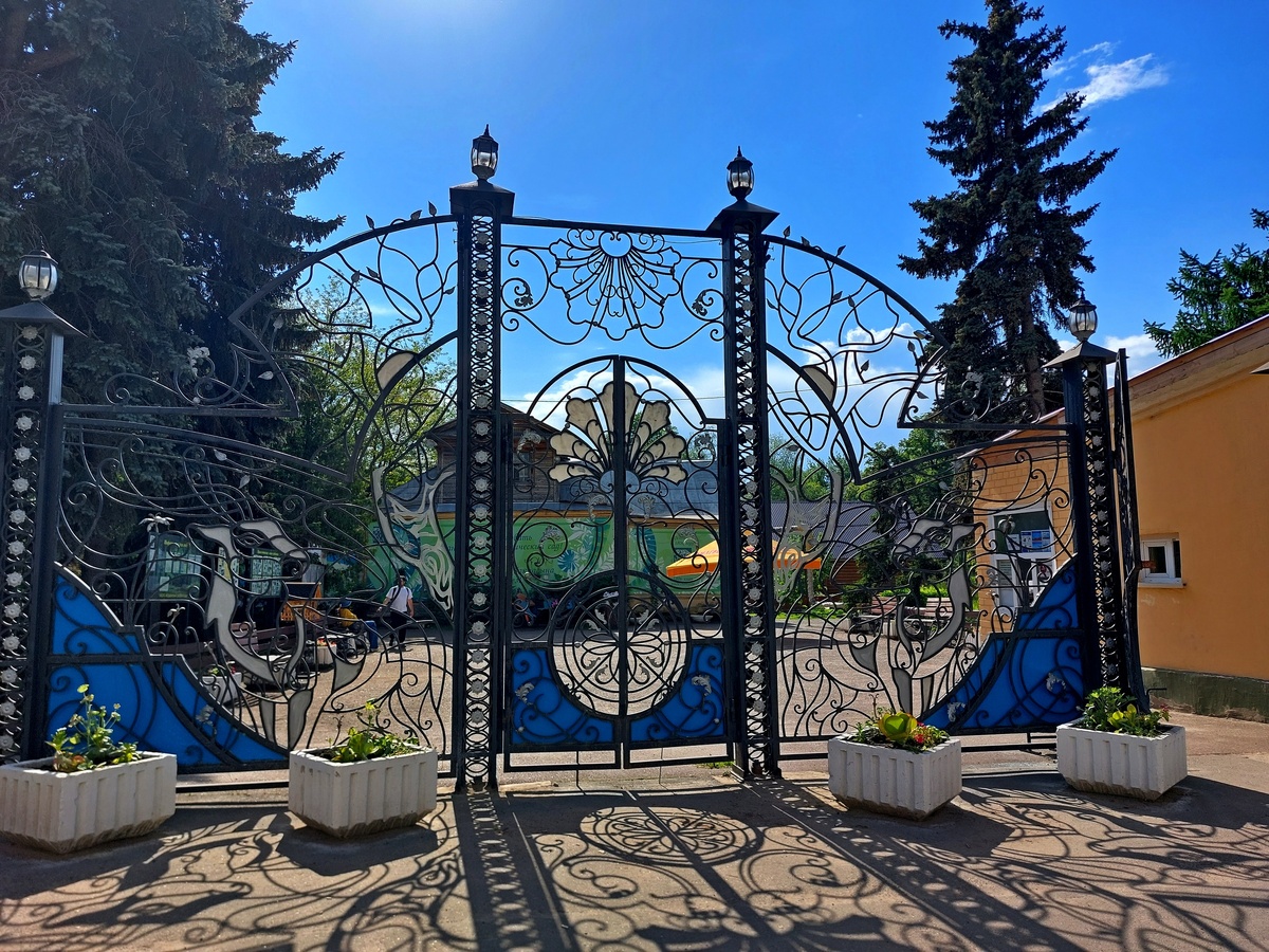 Входные ворота на территорию Исторической части Казанского зооботанического сада