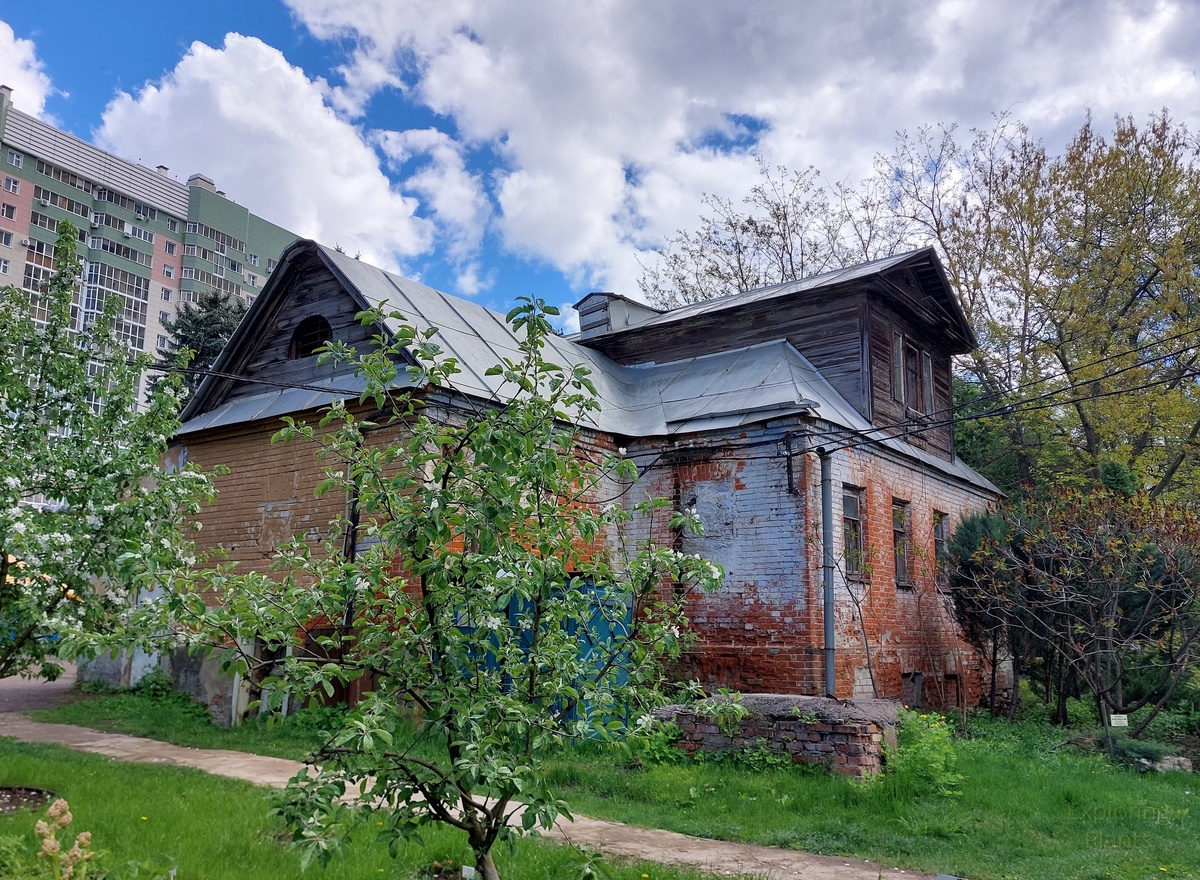 Скорее всего, это здание имеет уже далеко не первоначальный вид и видимо перестраивалось. Сейчас оно находится в аварийном состоянии, его планируют отреставрировать.