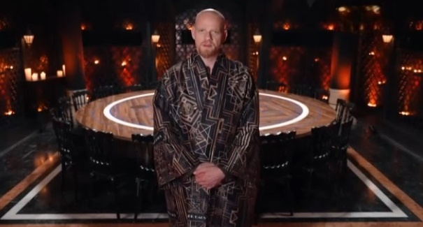 Ведущий шоу Юрий Колокольников. Кадр из шоу "Мастер игры"/ ТНТ