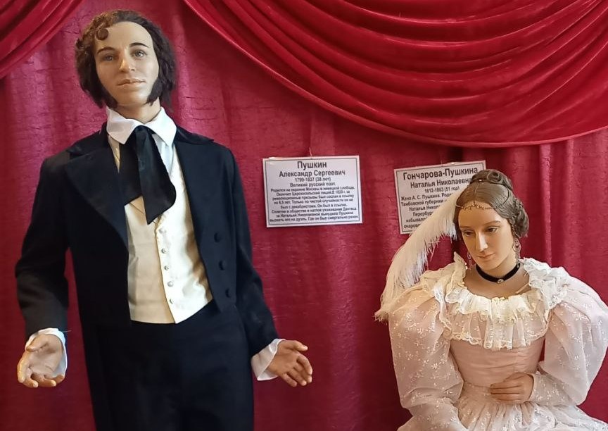 Пушкин с женой. Музей восковых фигур. Феодосия.