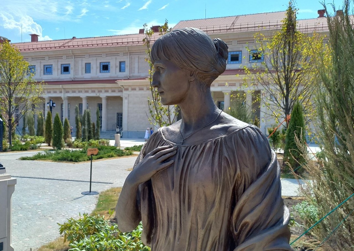 Памятник А.Ахматовой в Новом Херсонесе