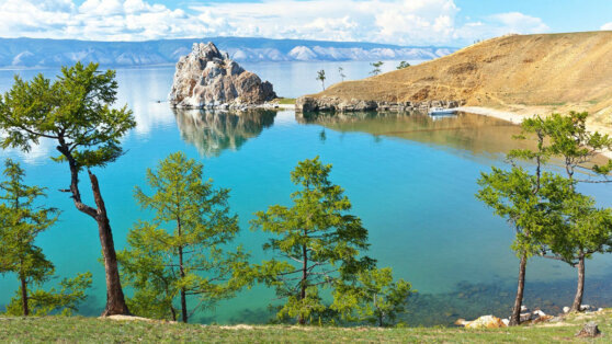    Путин поручил запретить неразлагаемую посуду на Байкале © Shutterstock/Fotodom