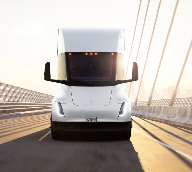 Меньше батарея, та же дальность и новые зарядные станции — всё для настоящего грузовика Tesla.»На фоне всей шумихи вокруг роботакси, роботов и DOGE, Tesla делает ставку на 2026 год как на важный этап для своего самого крупного (в буквальном смысле) продукта. На выставке Advanced Clean Transportation (ACT) Expo в Анахайме, штат Калифорния, компания объявила, что полномасштабное производство Tesla Semi начнётся в следующем году. Были также анонсированы некоторые изменения в продукте и ключевые обновления мега-зарядных станций постоянного тока, которые позволят обеспечить зарядку Semi на общественных станциях в семи штатах к 2027 году.