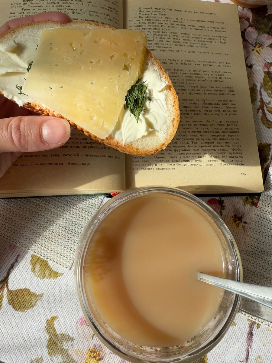 Чай , бутерброд с маслом,  сыром и укропом .
