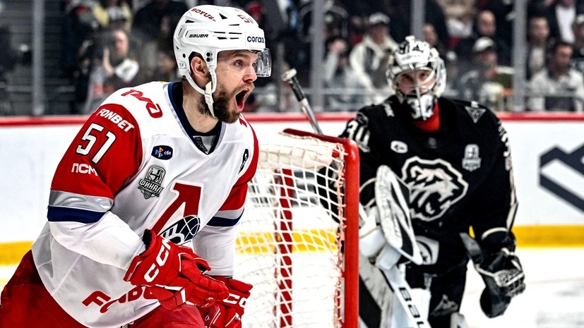     Форвард «Локомотива» Байрон Фрейз и голкипер «Трактора» Зак Фукале РИА Новости Сергей Бобылев